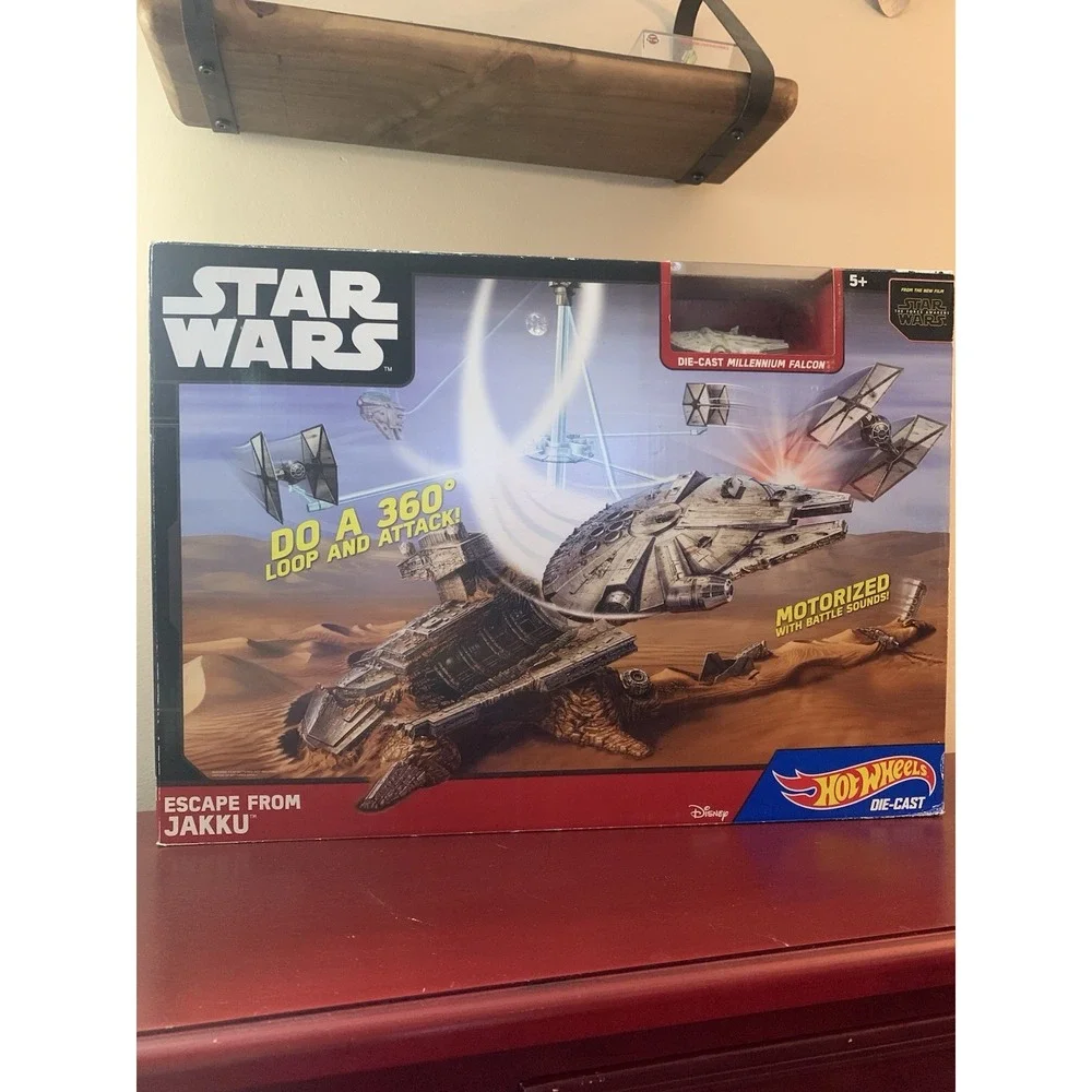 Hot Wheels STAR WARS Millenium Falcon Escape From Jakku Motorized Play‎ Set